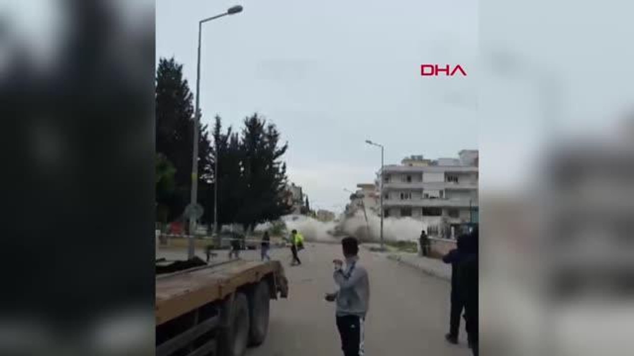 İSKENDERUN'DA DEPREMDE AĞIR HASAR ALAN CAMİNİN MİNARESİ KONTROLLÜ ŞEKİLDE YIKILDI