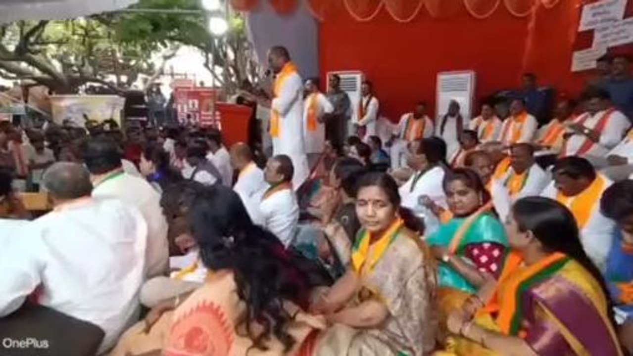 ఆదిలాబాద్: 'మా నౌకర్లు మాగ్గవాలే' నినాదంతో మహా ధర్నా