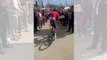El cariño de la gente con Egan Bernal en la Vuelta a Cataluña