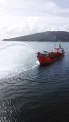 Draga russa faz show nas águas após alargamento de praia em Florianópolis