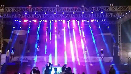 कलाकारों ने हवा में लटक बजाया ड्रम