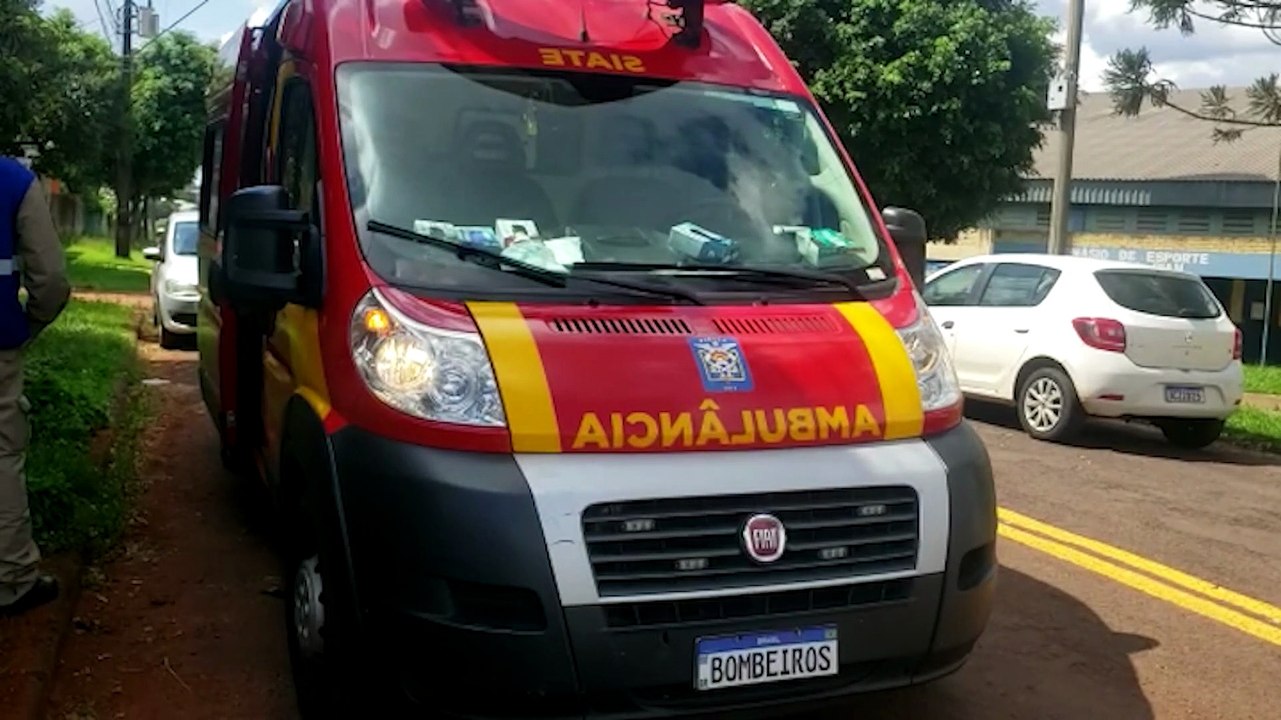 Adolescente lesiona o joelho enquanto jogava bola