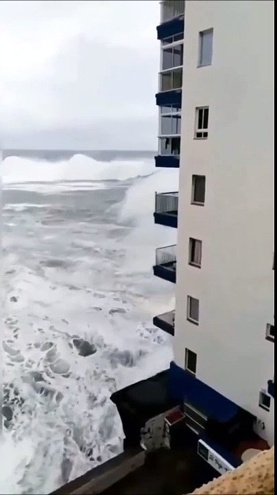Impressionnant : des vagues détruisent des balcons d'un immeuble