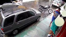 Dupla leva motocicleta e celulares em assalto na Cidade Baixa