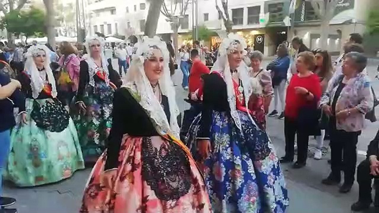Las belleses del foc de Alicante desfilan por el centro de Córdoba