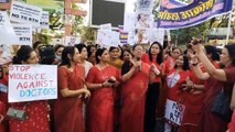 महिला चिकित्सकों ने लाल परिधान पहन जताई नाराजगी, निकाली रैली