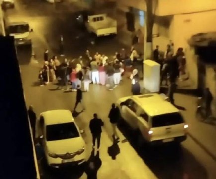 BATMAN'DA HUSUMETLİ AİLELER ARASINDAKİ TAŞ- SOPA VE SİLAHLI KAVGA KAMERADA 2 YARALI, 11 GÖZALTI