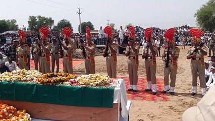 बीएसएफ जवान की अंतिम विदाई में उमड़े लोग