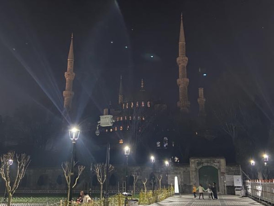 DÜNYA SAATİ'NDE IŞIKLAR İKLİM KRİZİ VE DEPREMDE YAŞAMINI YİTİRENLERİ ANMAK İÇİN KAPANDI