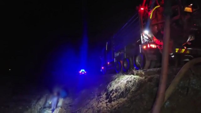 농로 향해 쓰러진 폐기물수송트럭... 새벽까지 방제작업 / YTN