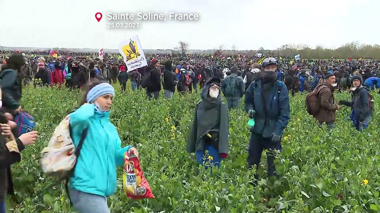 Франция: десятки раненых на акции протеста против строительства водохранилища