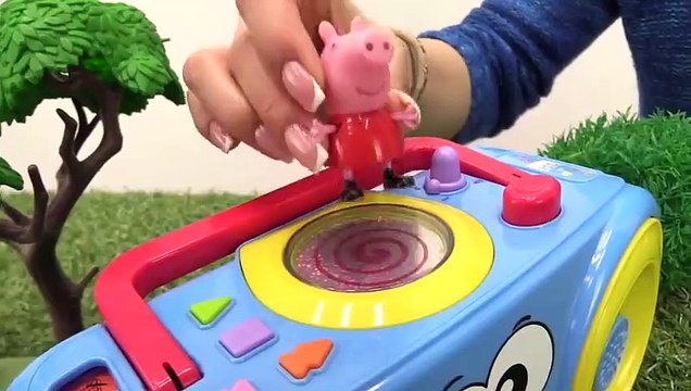 Peppa pig in dangerous Train videos & Peppa pig toys. Toy story with toy train and kids ts