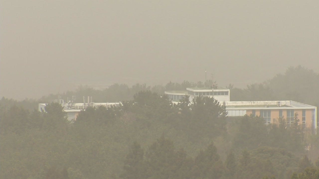 [날씨] 오전까지 황사...오후부터 찬 바람, 미세먼지 해소 / YTN