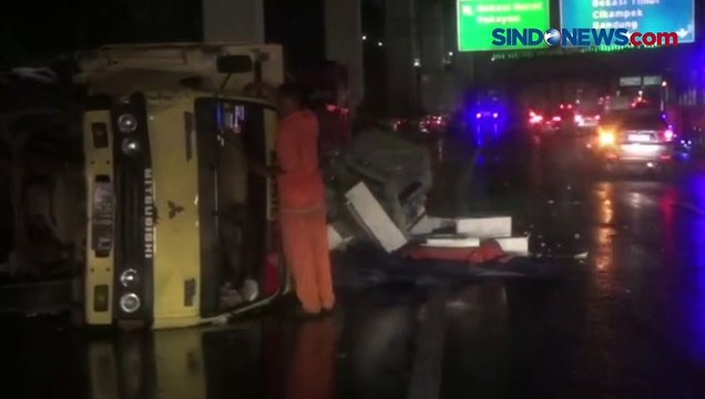 Truk Angkut Mesin Fotokopi Tabrak Pembatas Jalan dan Terguling di Tol Jakarta Cikampek