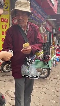 Giả vờ gặp khó khăn xin giúp đỡ, cô gái nể phục trước người đàn ông bán hàng rong nuôi 2 con học Đại học Bách Khoa