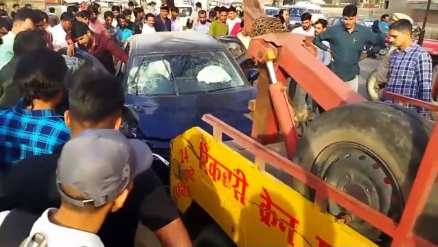 कार सवार बदमाशों ने बाइक को मारी टक्कर, हादसे में युवक घायल