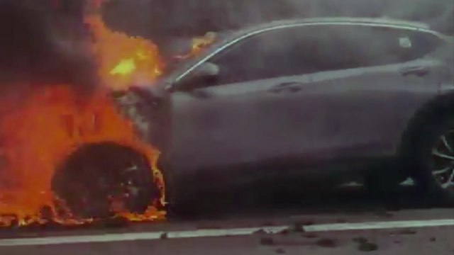 고속도로서 테스트 차량 화재...다친 사람 없어 / YTN