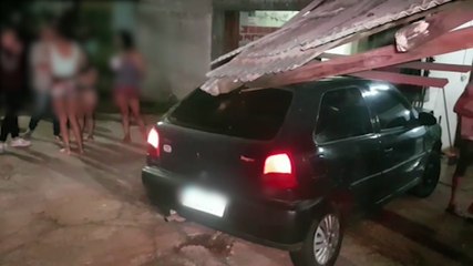 Veículo invade residência e destrói telhado em Cataratas 🚗