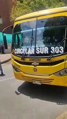 Bus bloquea la vía en el Jaime Isaza