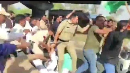 देवास : युवक कांग्रेस अध्यक्ष की गुजरी देवास से गाड़ी, कार्यकर्ताओं ने किया प्रदर्शन