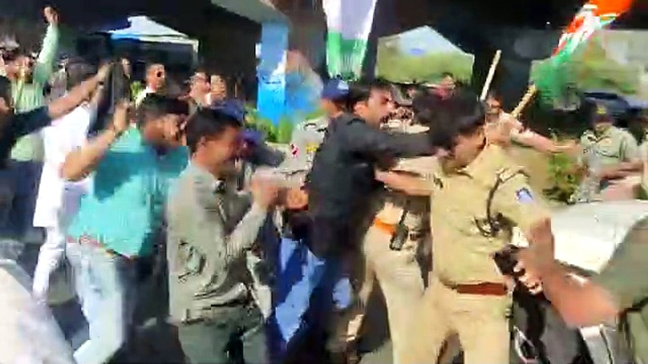 भूरिया को गिरफ्तार करने का विरोध, गाड़ी के आगे लेटे कांग्रेसी