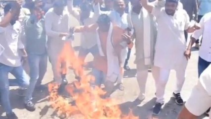 आगर: पुलिस व युवा कांग्रेस कार्यकर्ताओं की छीना झपटी के बीच हुआ PM का पुतला दहन