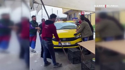 İstenmeyen yere park edilen arabayı, elleri ile böyle taşıdılar!