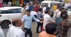 video देखें : फव्वारा में कांग्रेस कार्यकर्ता और पुलिस में झूमाझटकी