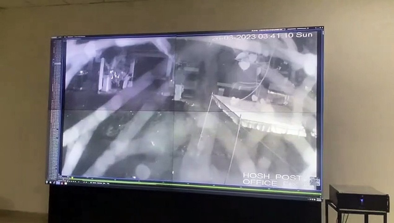 कुत्ते के झुंड को बचाने के चक्कर में तेज रफ्तार कार दीवार से टकराई, तीन युवक घायल