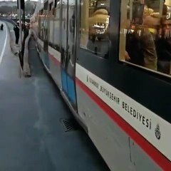 Bu sefer gerçek oldu, yaya tramvaya çarptı!