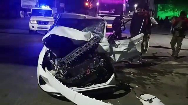 आधी रात बीच शहर में तेज रफ्तार बस व कार में जबरदस्त भिड़ंत, कार के उड़े परखच्चे, ५ घायल
