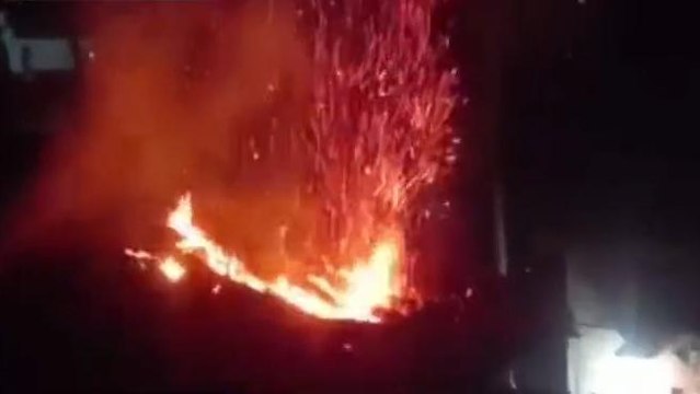 गया: जमीनी विवाद को लेकर बदमाशों ने घर में लगाई आग, देखें वीडियो