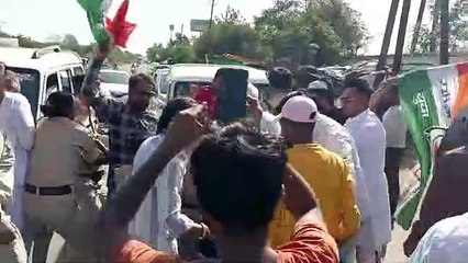 विक्रांत भूरिया की गाड़ी को रोकने वाले युवक कांग्रेस कार्यकर्ताओं को हटाती पुलिस