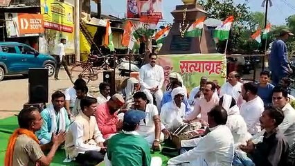 देखिए यहां कांग्रेसियों ने सत्याग्रह में किया भजन-कीर्तन