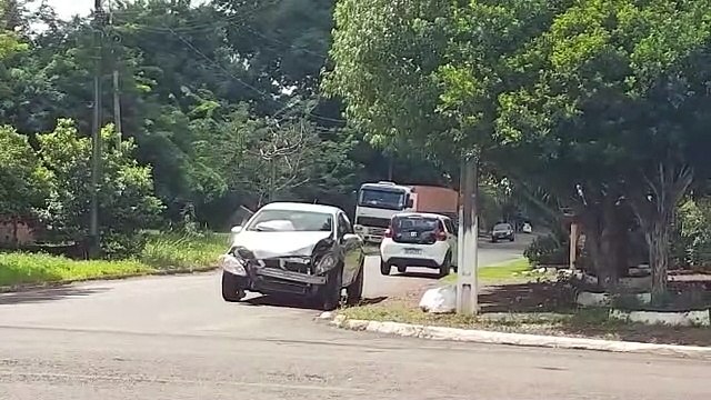 Peugeot e Linea ficam destruídos após forte colisão na região norte