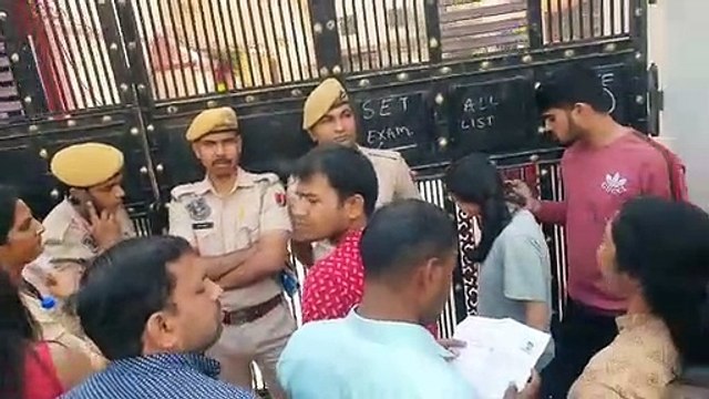 परीक्षा केन्द्र कुछ मिनट देरी से पहुंचे, प्रवेश नहीं दिया तो कांग्रेस के धरने में पहुंचे अभ्यर्थी