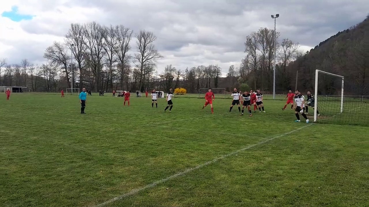 BUT REFUSÉ À L'AS DU PIC APRÈS UNE CHARGE SUR LE GARDIEN DE ASSU