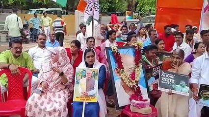 मुंह पर काली पट्टी बांध ताला लगाया