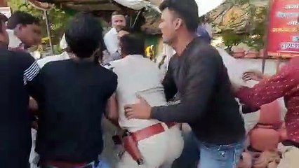 वीडियो न्यूज : पानी की बौछारों के बीच पुलिस व कांग्रेसियों में हुई छीनाझपटी