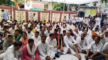 कांग्रेसियों ने गाई रामधुनि, किया सत्याग्रह