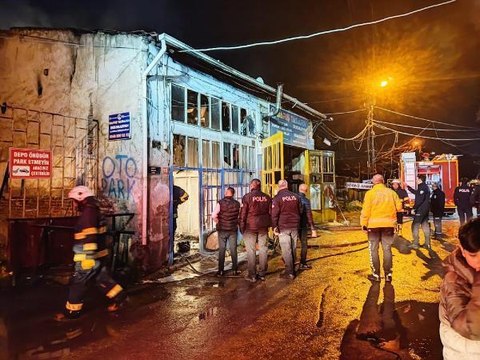 ESKİŞEHİR'DE 2 DÜKKAN YANGINDA KULLANILAMAZ HALE GELDİ