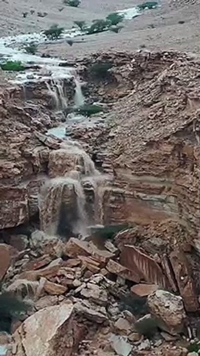 بالفيديو والصور.. "شلالات المسمى" ترسم لوحات فنية ومناظر جمالية خلابة بـ"الحلوة"