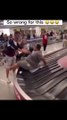 Fat man se retrouve coincé dans une allée de bagages une situation très drôle