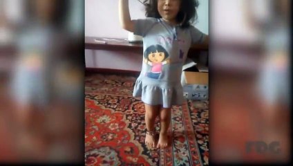 Baby girl sing  waka waka - shakira (improvisation)   FUNNY BABY