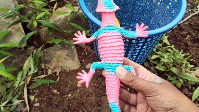 Dodo dino mencari mainan mobil mobilan anak laki laki dan menemukan mainan dump truck dino