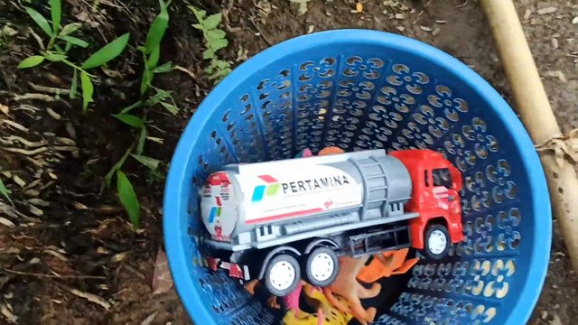 Dodo dino mencari mainan mobil mobilan anak laki laki di tepi sungai