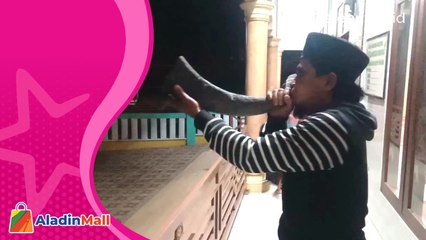 Unik, Remaja Masjid di Madina Bangunkan Sahur dengan Terompet Tanduk Kerbau
