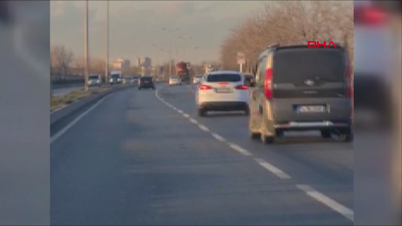 Bağcılar'da trafikte makas atarak ilerleyen sürücü kamerada