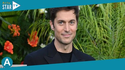 Lucas Bravo fête ses 35 ans : sa mère est une ancienne chanteuse et animatrice télévisée