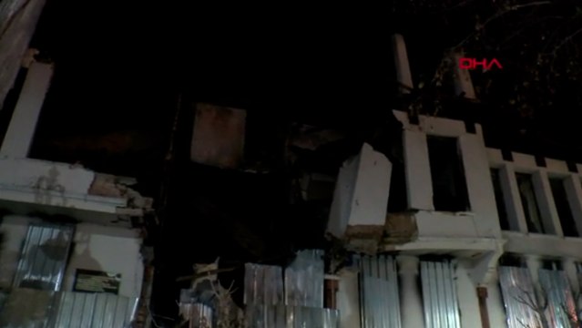 Fatih'te 3 katlı metruk bina kısmen çöktü